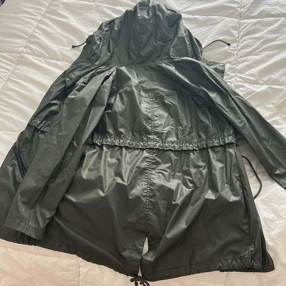 Awesome raincoat! - Picture 2 of 2